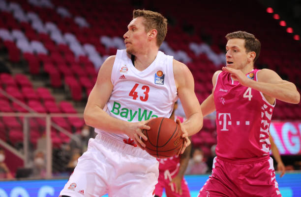 首场比赛中 首场比赛中